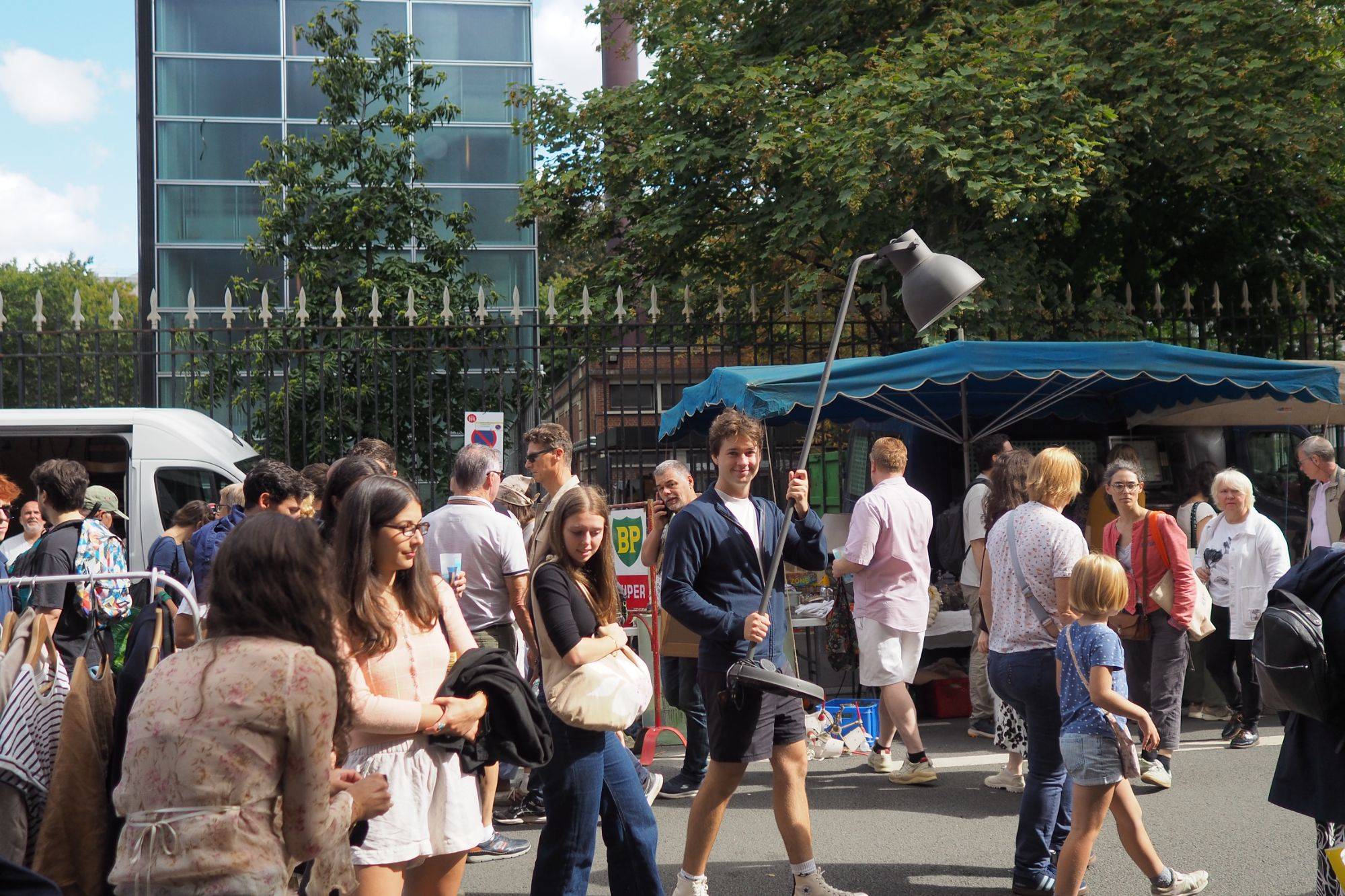 Scène animée d'un marché en plein air avec des gens en train de marcher et de faire des achats