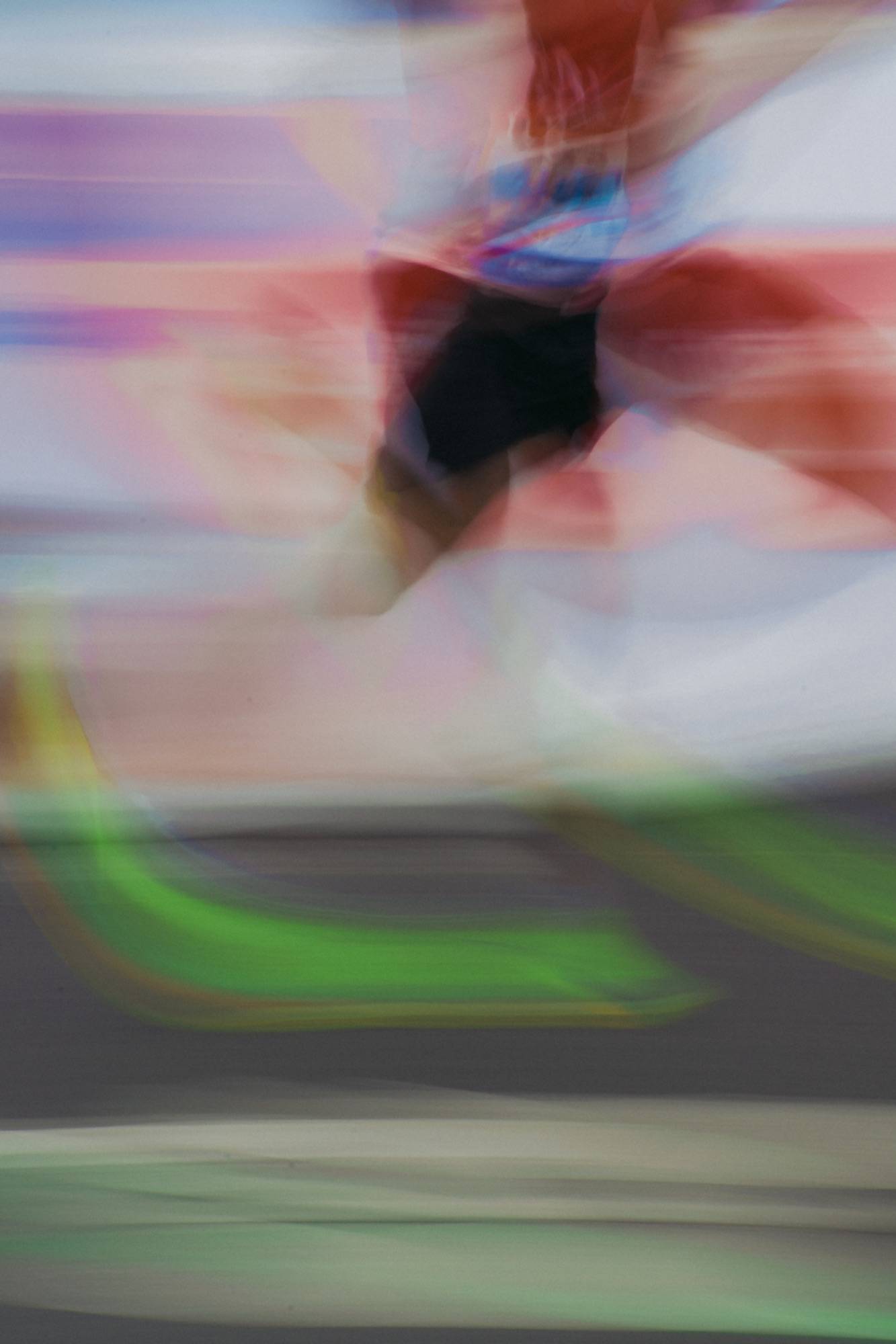 Abstraction floue au mouvement avec traits colorés vibrants