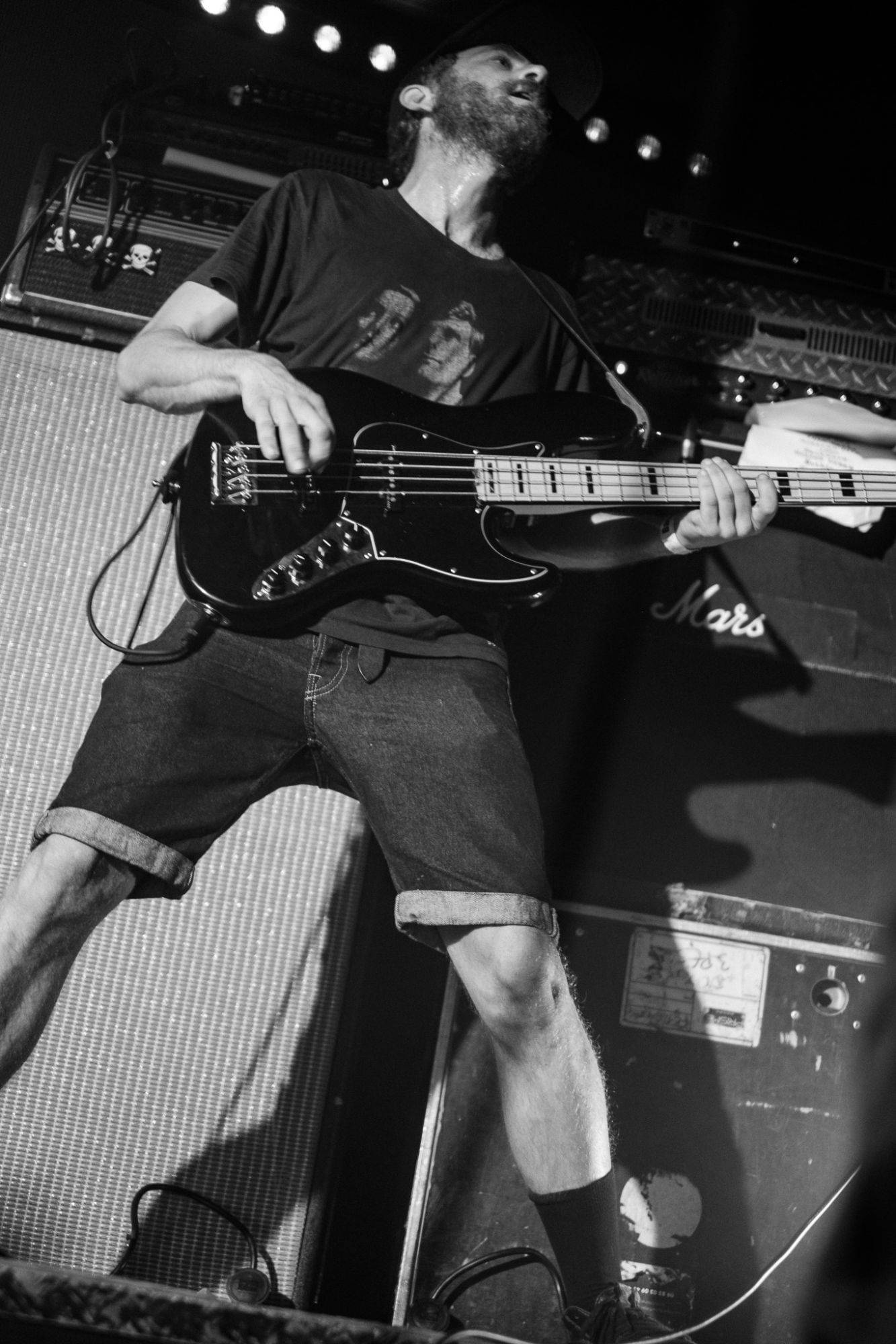 Musicien jouant de la basse électrique lors d'un concert nocturne